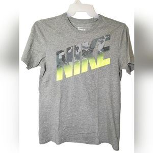 Nike  Men's  Graphic  Logo T-Shirt   Short Sleeve  The Nike Tee  Gray Size M